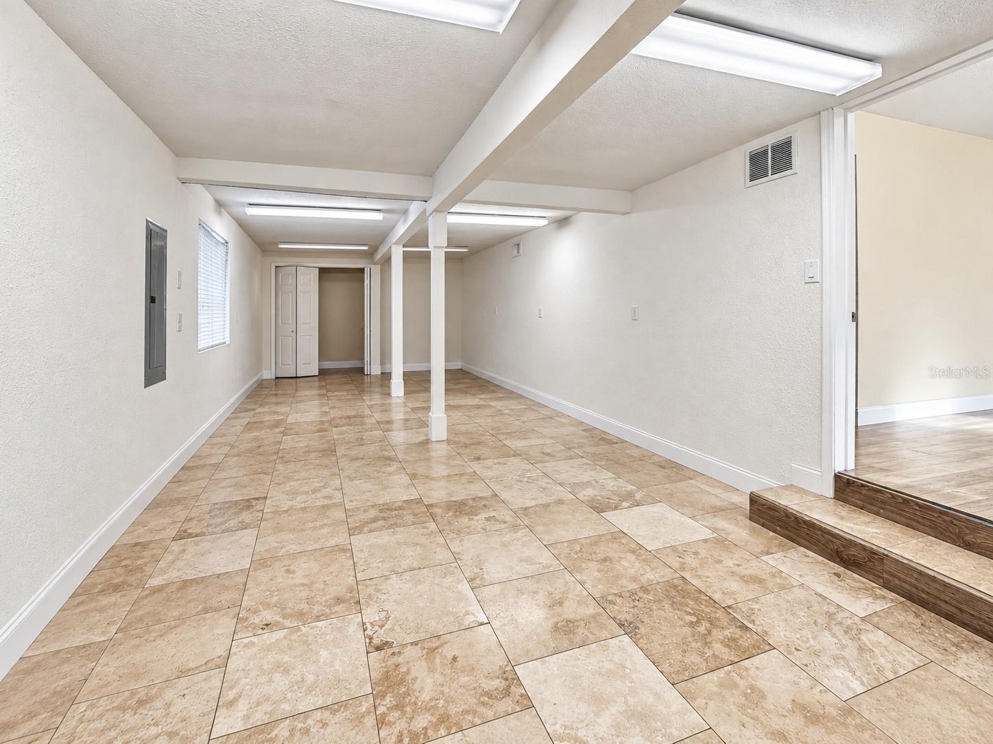 109 E ROBERTSON ST — photo 10
