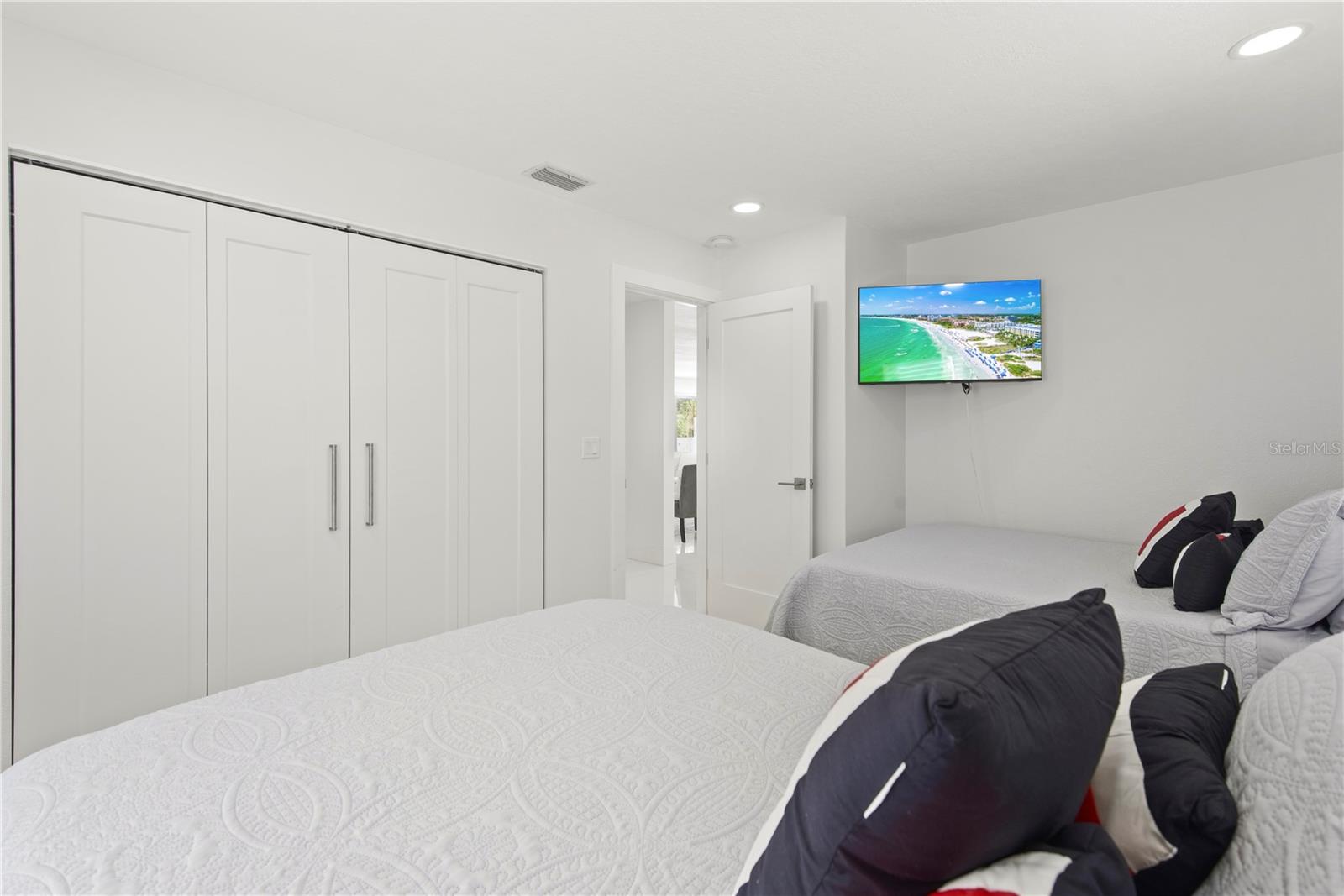 3364 ESPANOLA DR — photo 34