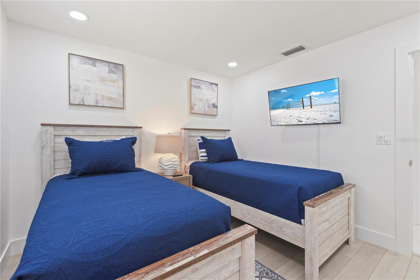3364 ESPANOLA DR — photo 37