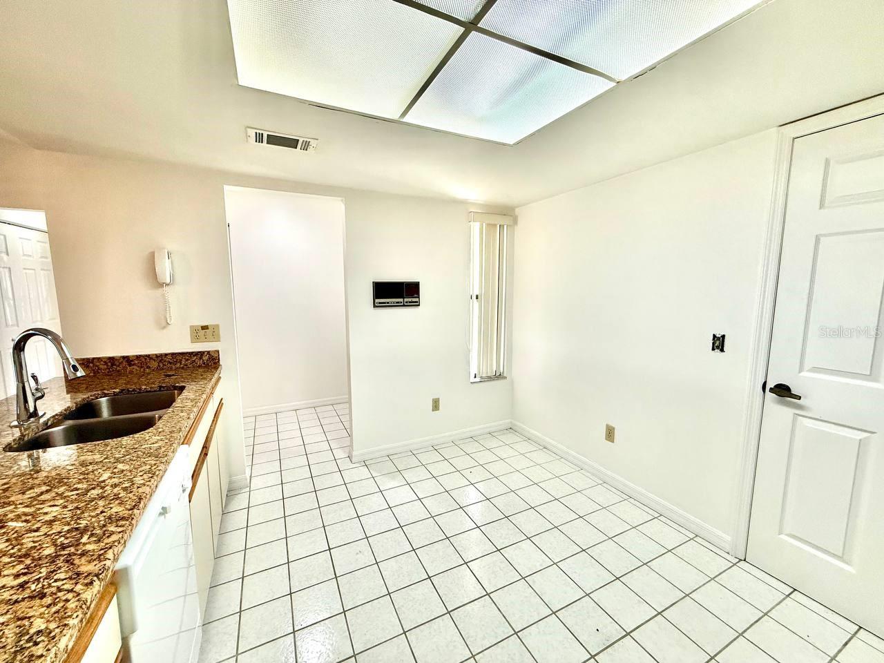 18308 AINTREE CT — photo 10