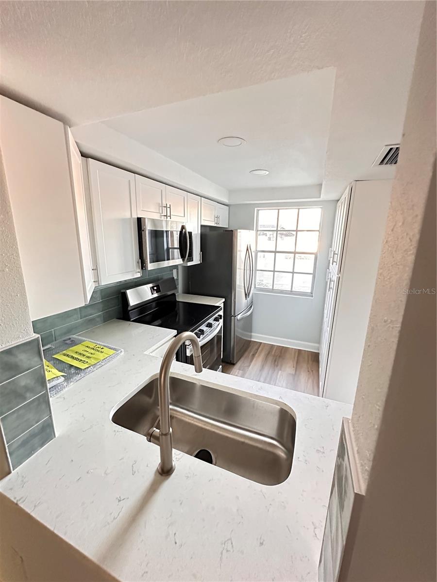 4407 SUMMERSUN DR — photo 8