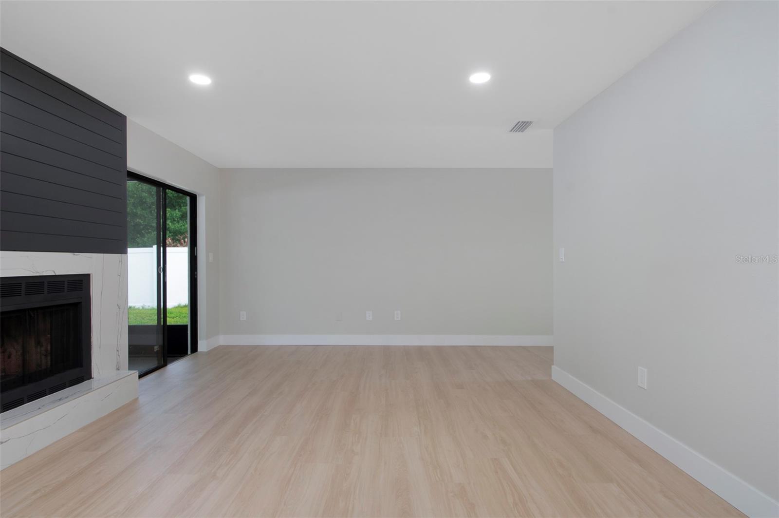 1689 MONTEREY DR — photo 13