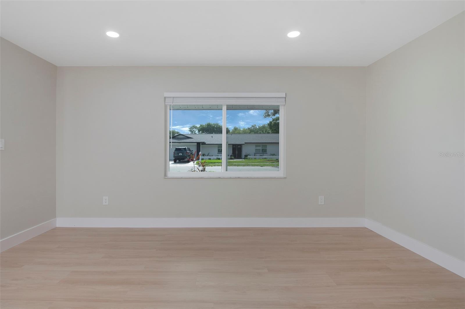 1689 MONTEREY DR — photo 8