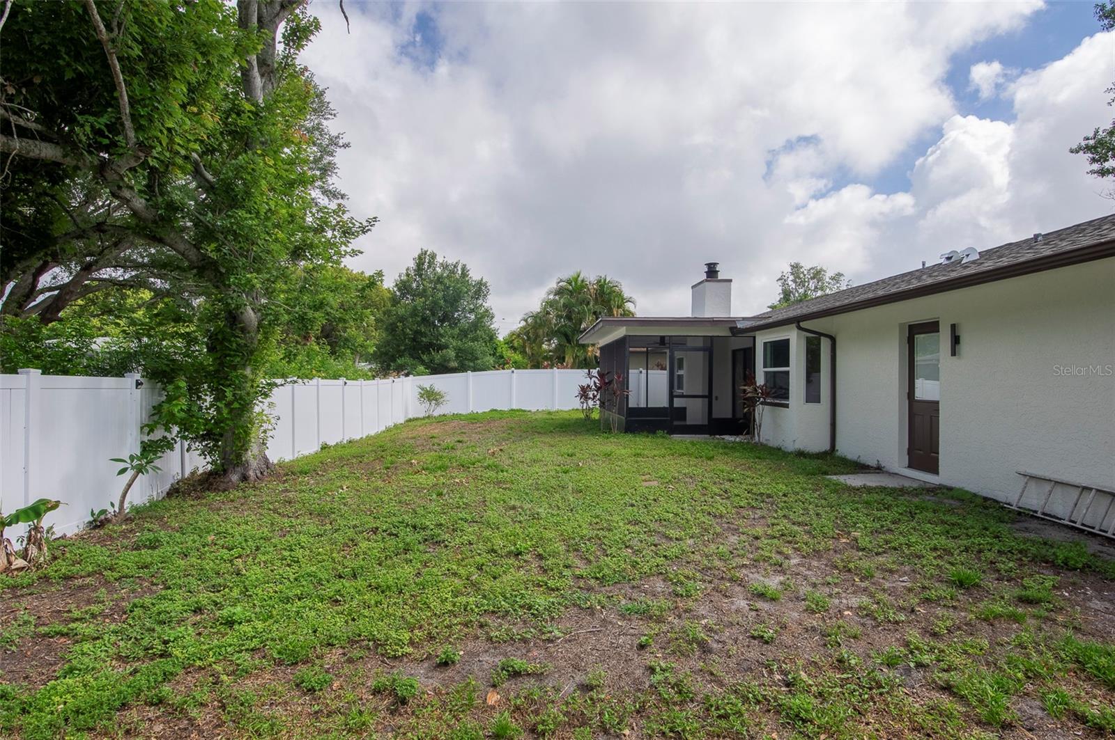1689 MONTEREY DR — photo 38