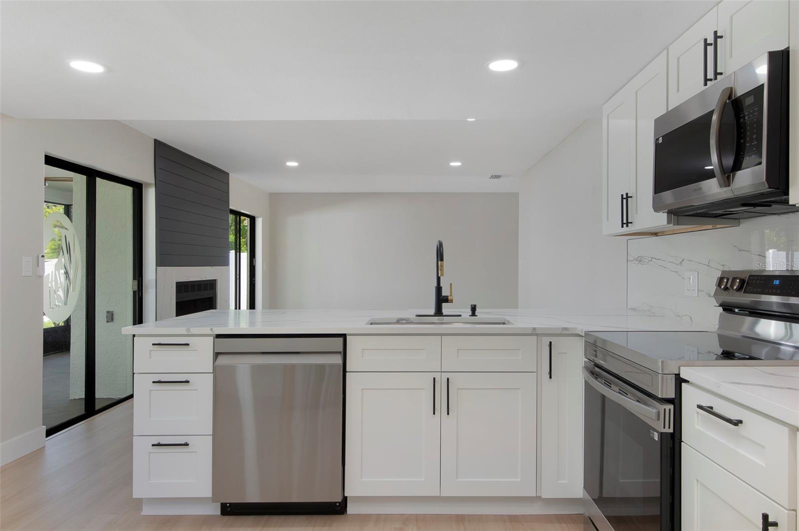 1689 MONTEREY DR — photo 18