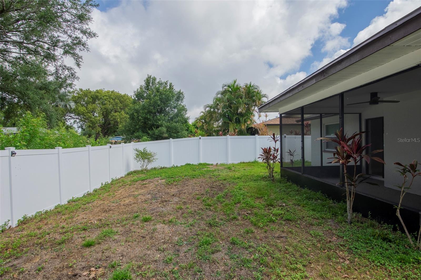 1689 MONTEREY DR — photo 37