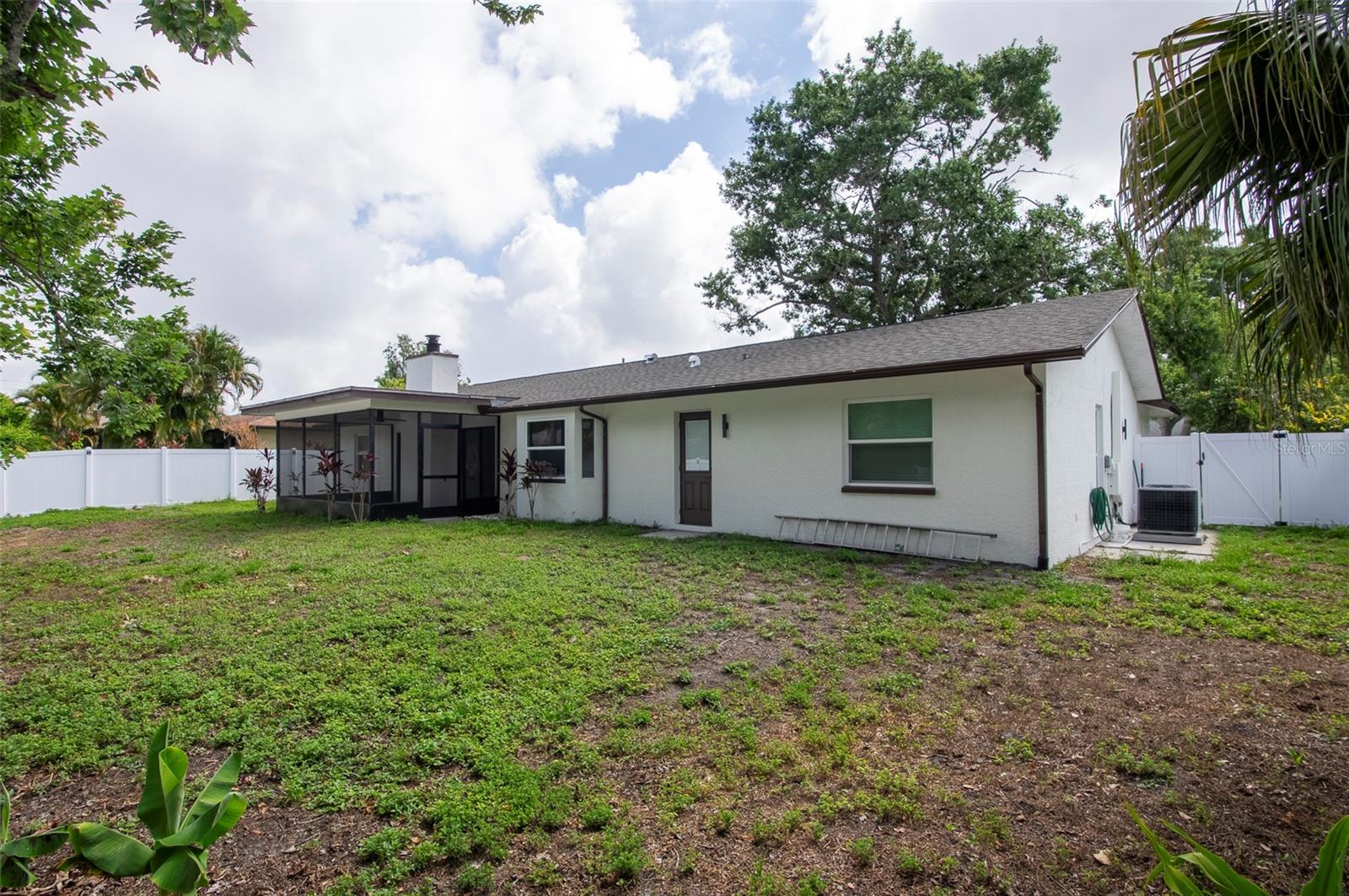 1689 MONTEREY DR — photo 39