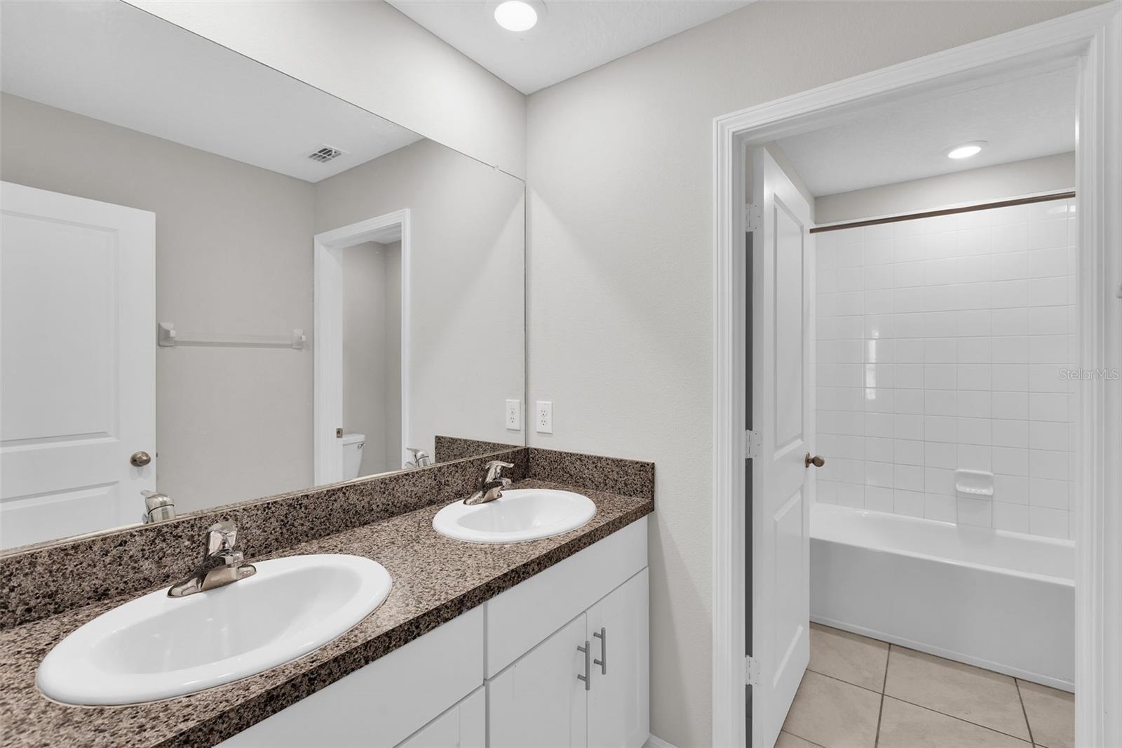 5204 WHITE CHICORY DR — photo 32