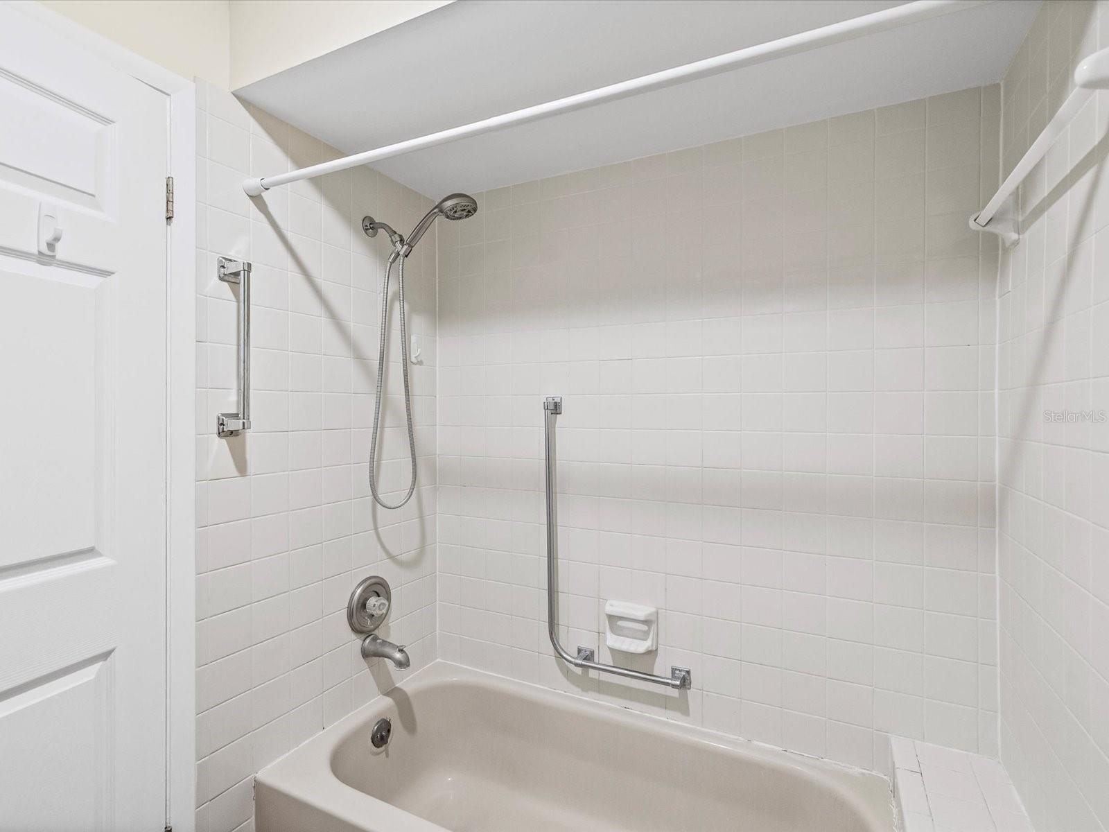 6037 CHESHAM DR #7 — photo 17