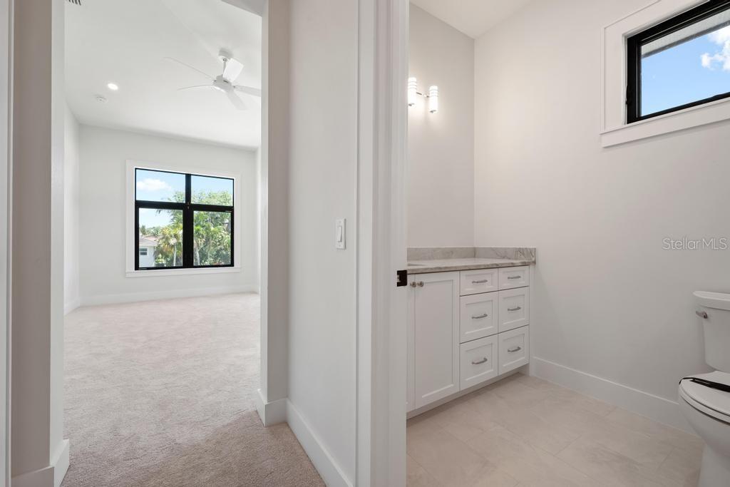 527 VENICE LN — photo 36