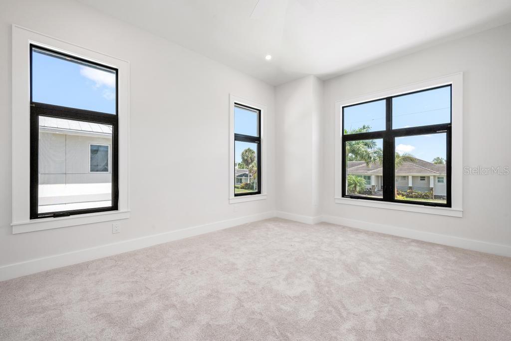 527 VENICE LN — photo 43