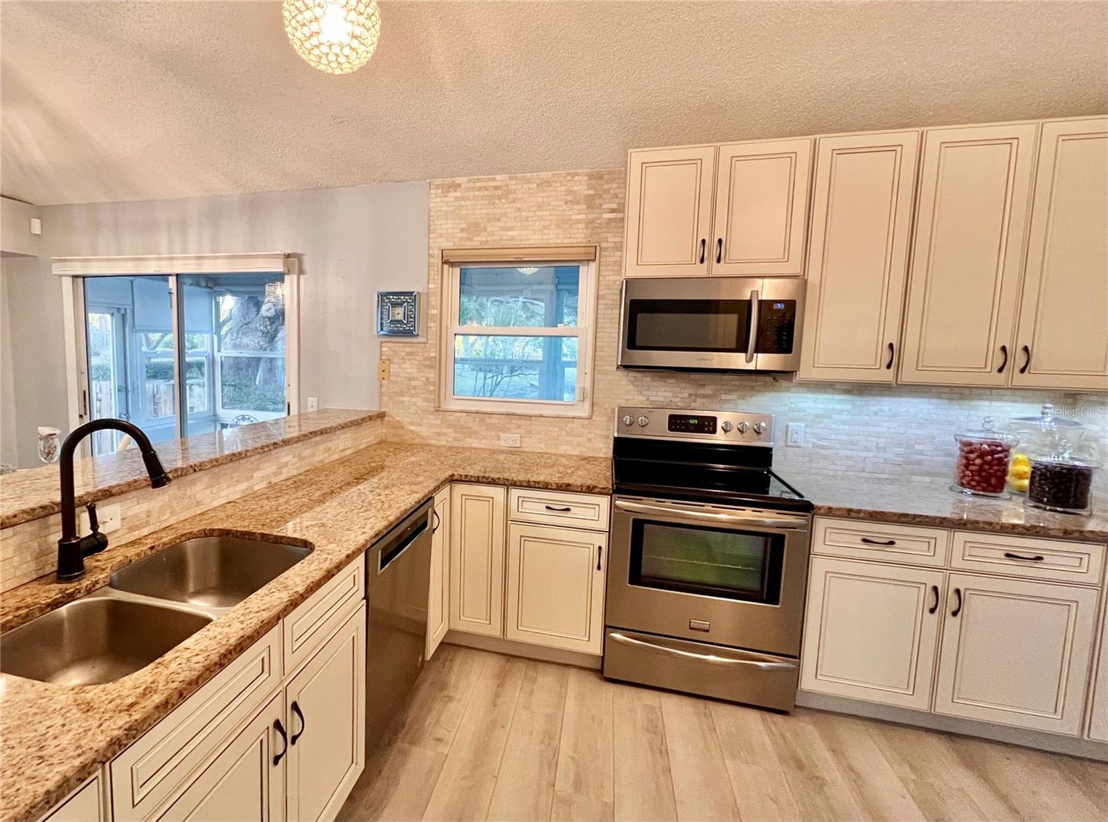 7801 ONTARIO STREET CIR — photo 10