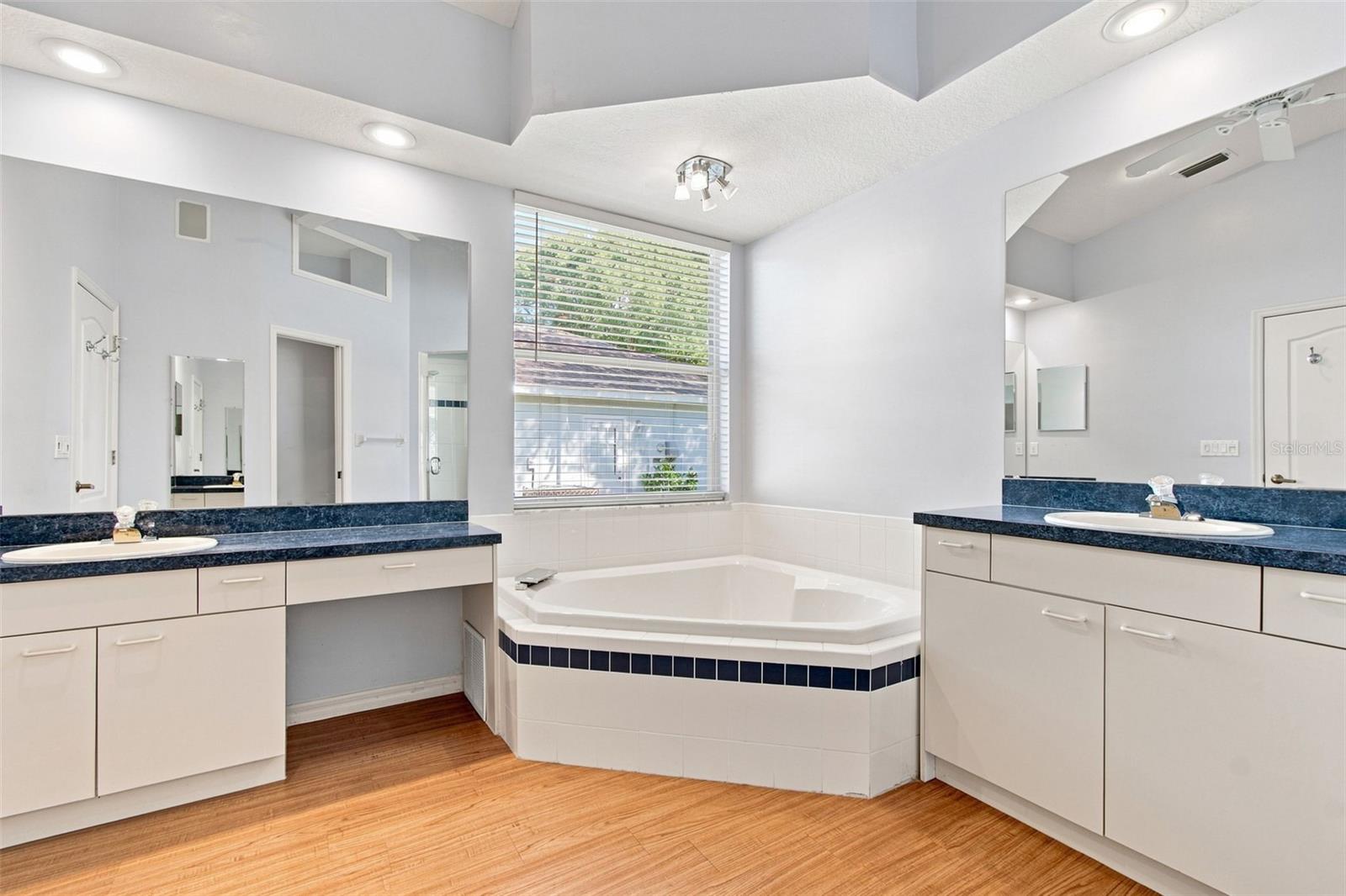 928 OAKVIEW RD — photo 18