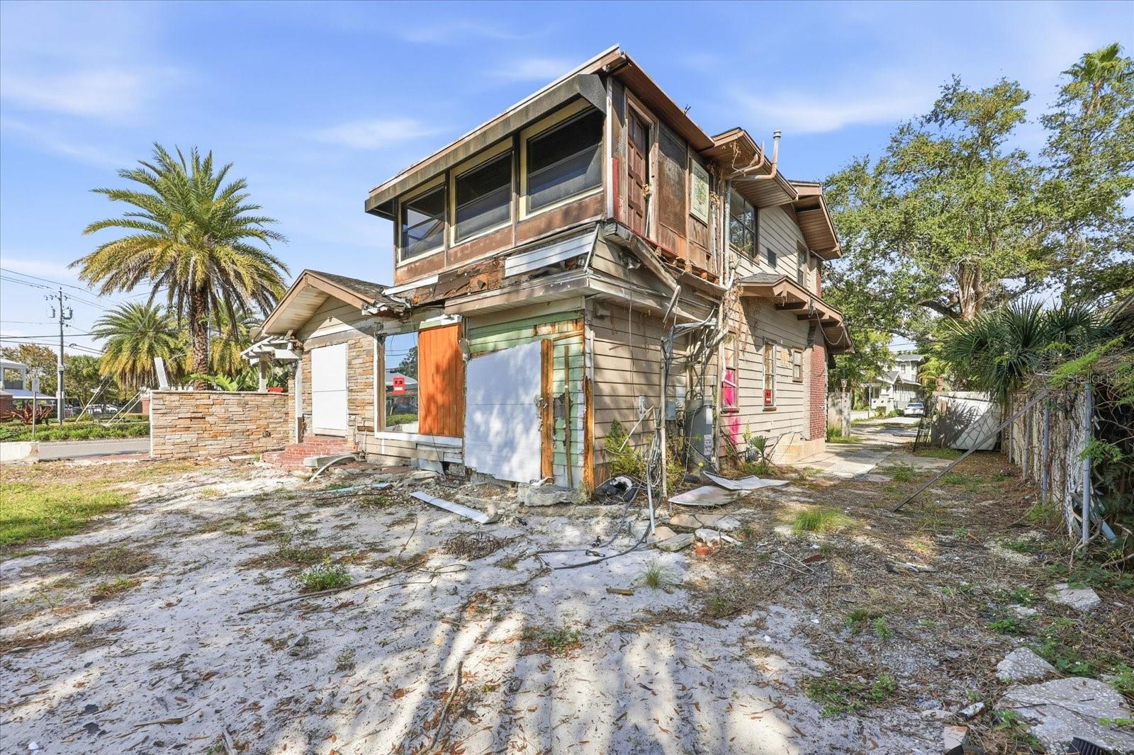 1504 S HOWARD AVE — photo 31