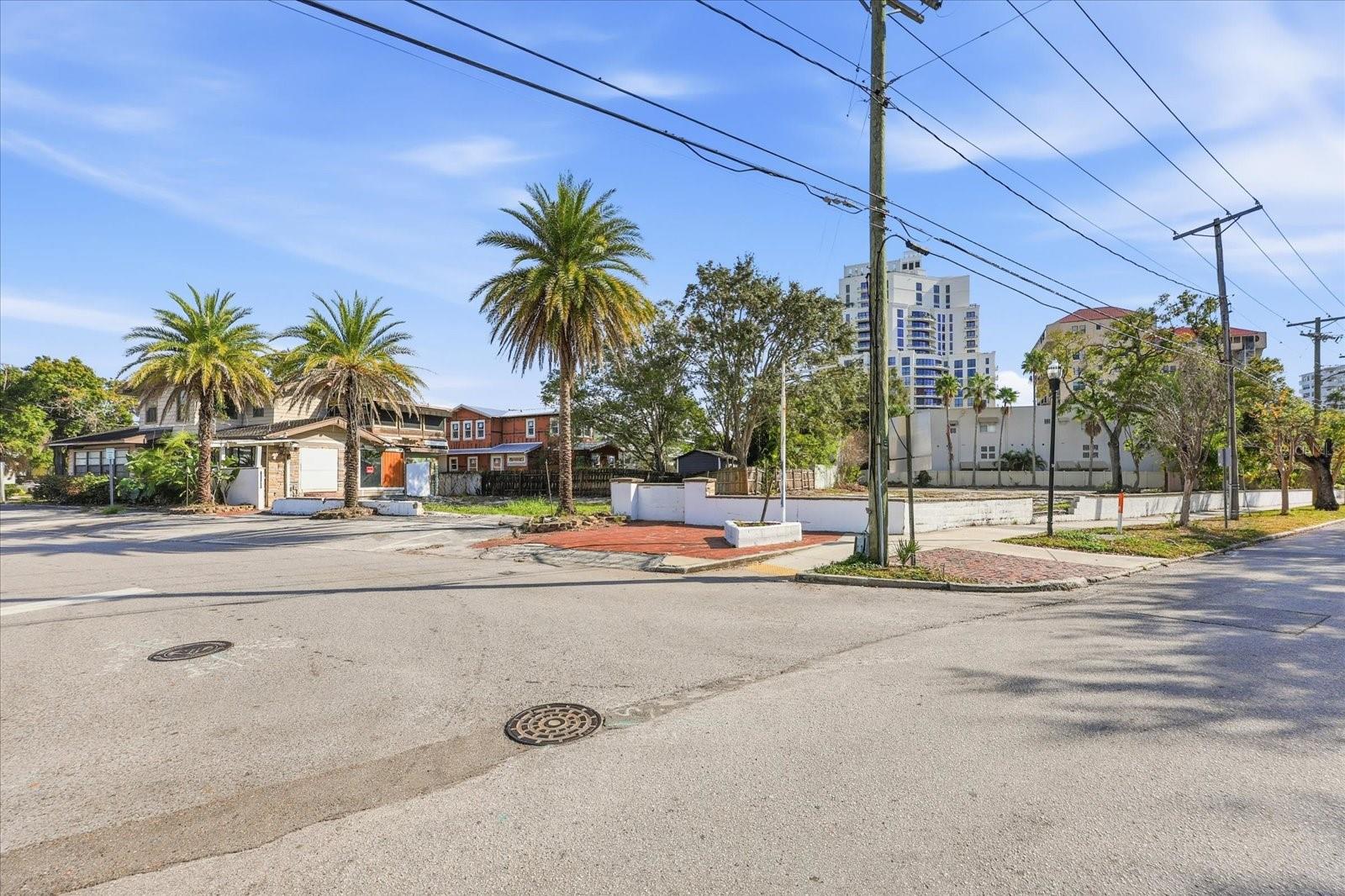 1504 S HOWARD AVE — photo 30