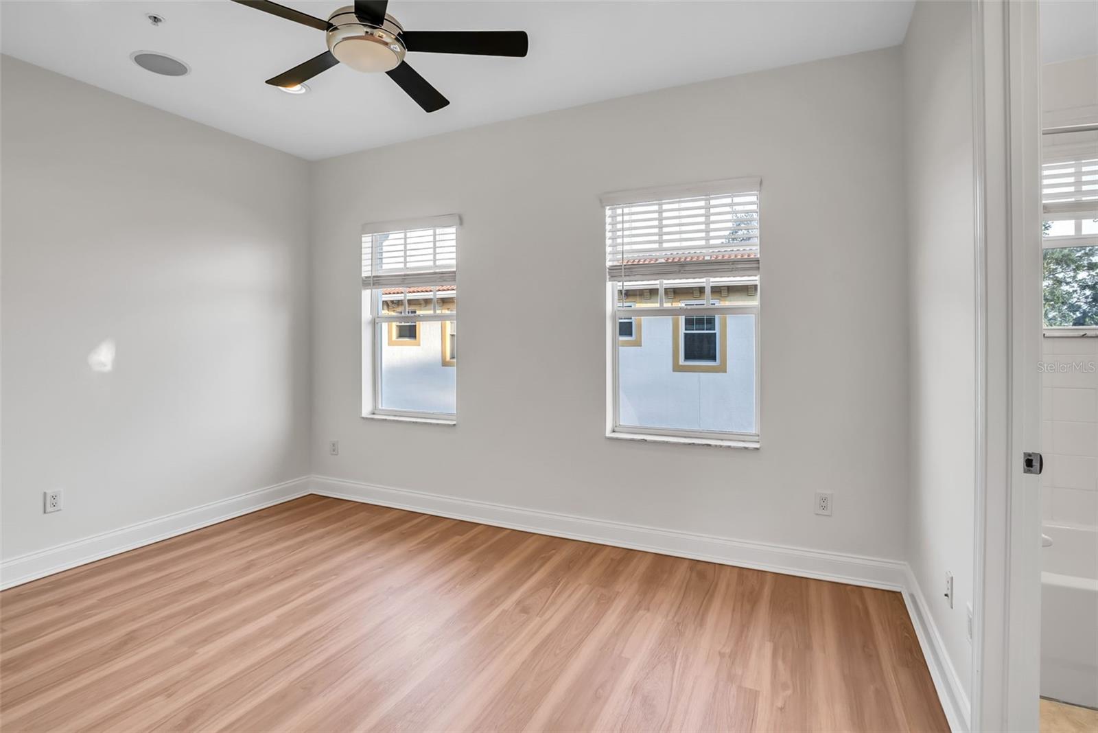 111 N ALBANY AVE #16 — photo 32