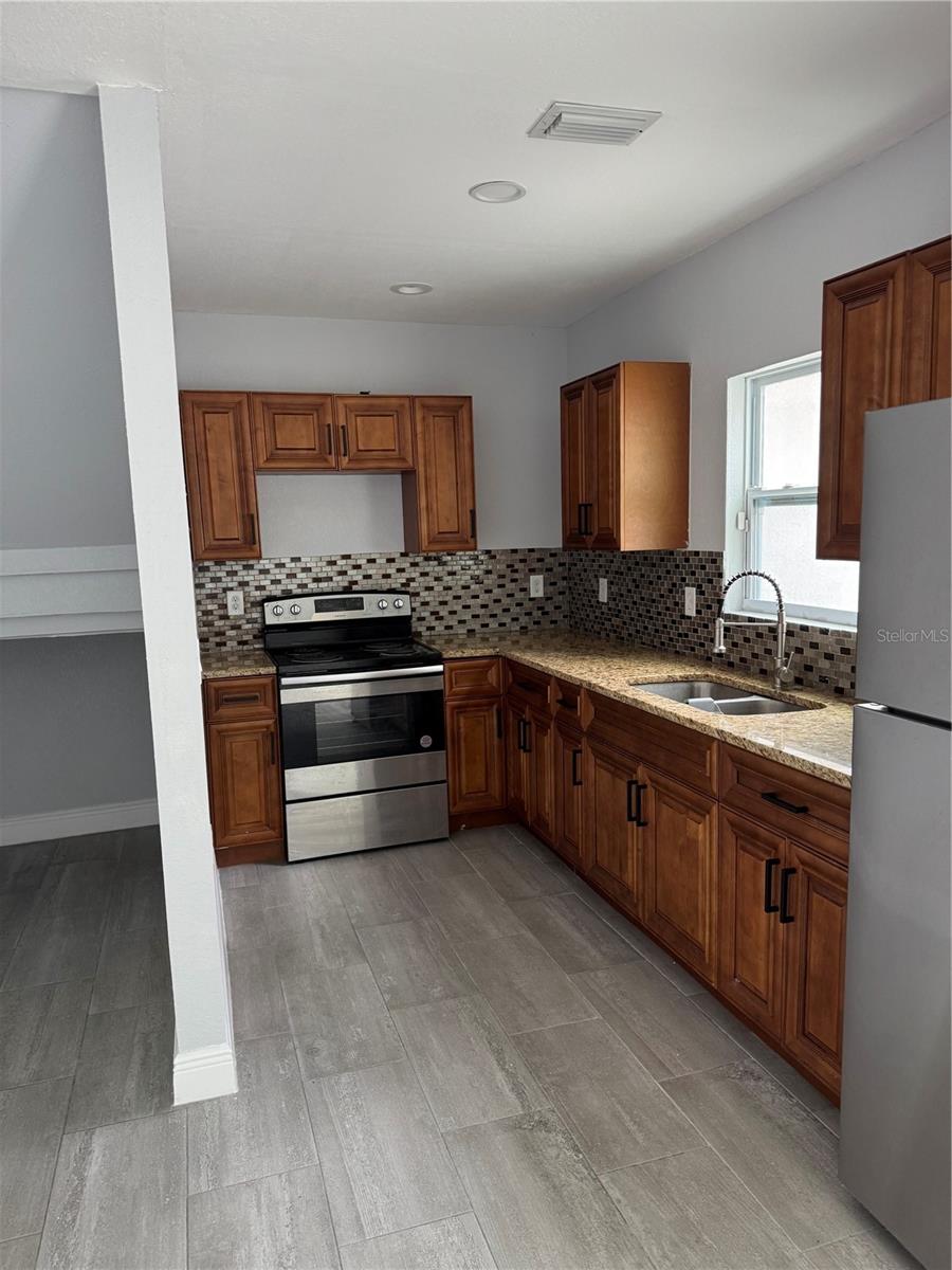 208-210-212 ELIZABETH AVE #A,B — photo 11