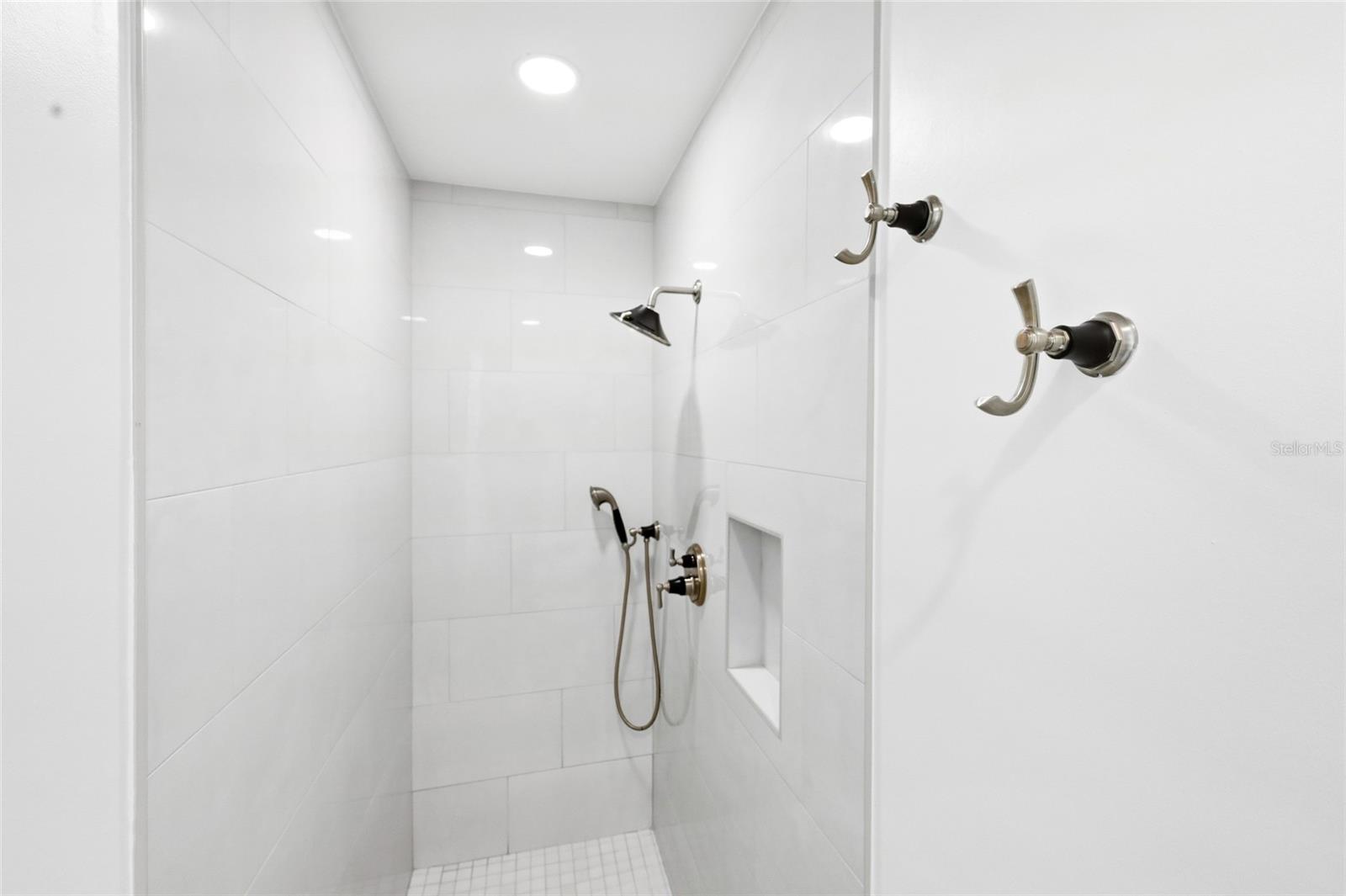 1307 RIVERVIEW CIR — photo 43