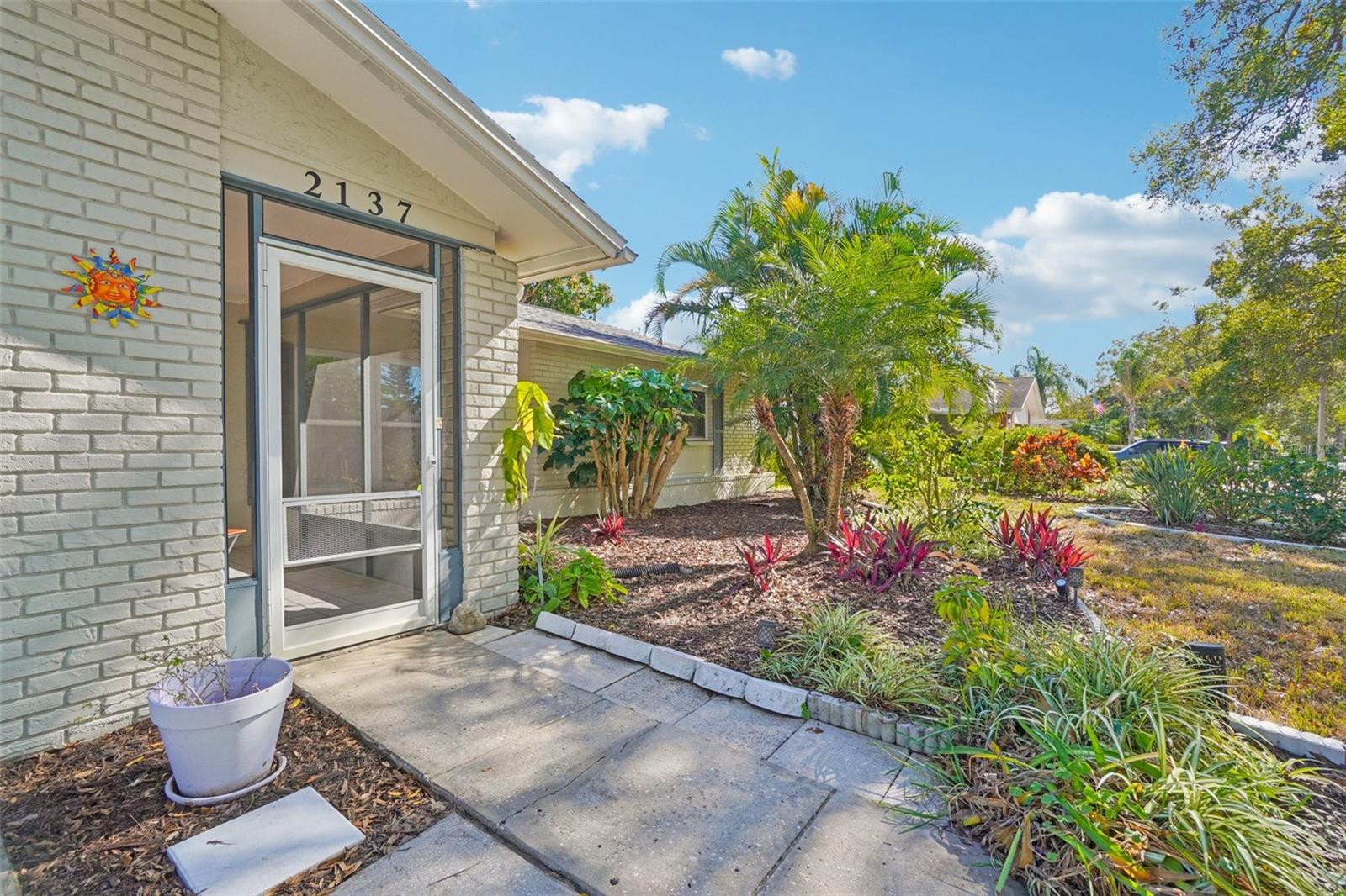 2137 MALCOLM DR — photo 2