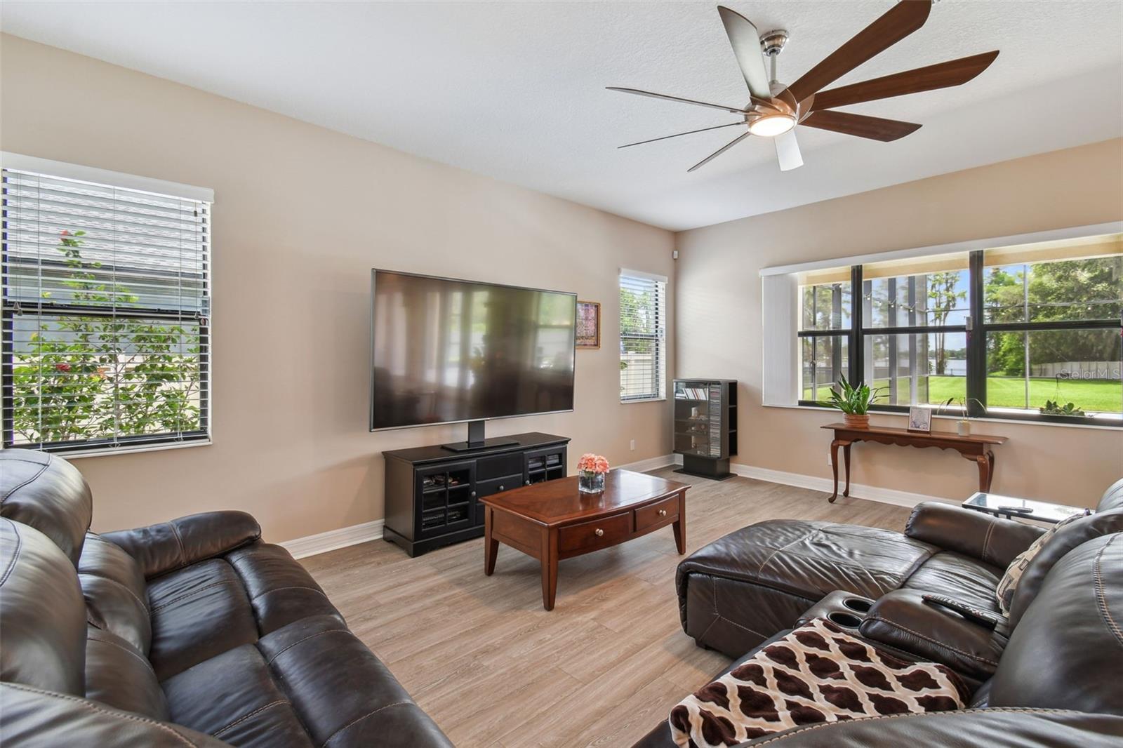 2566 LAKE MANOR DR — photo 19