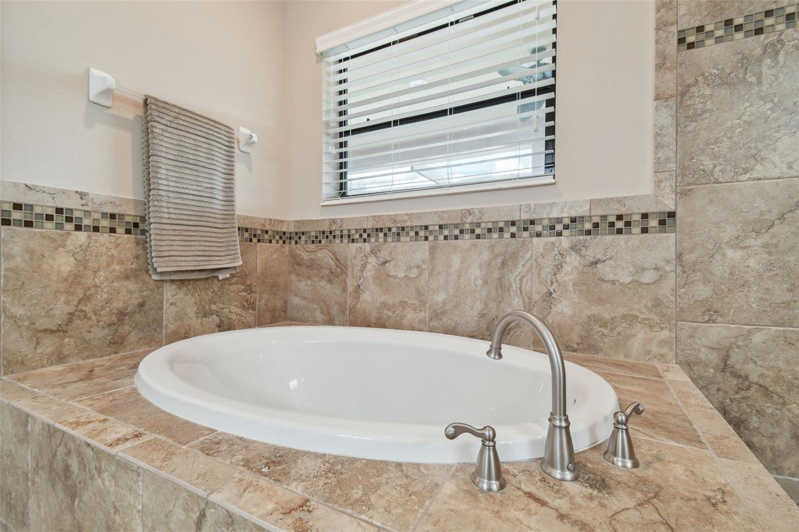 2566 LAKE MANOR DR — photo 49