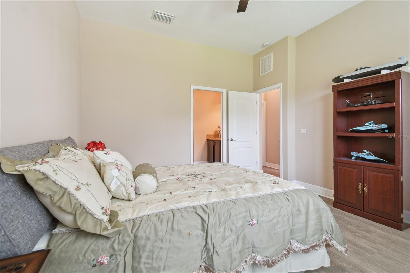 2566 LAKE MANOR DR — photo 33