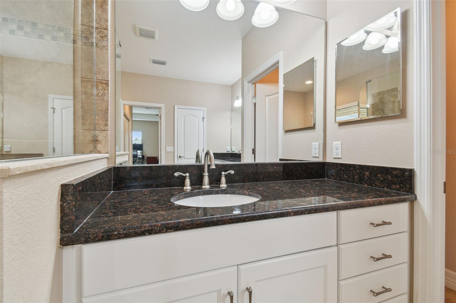 2566 LAKE MANOR DR — photo 46
