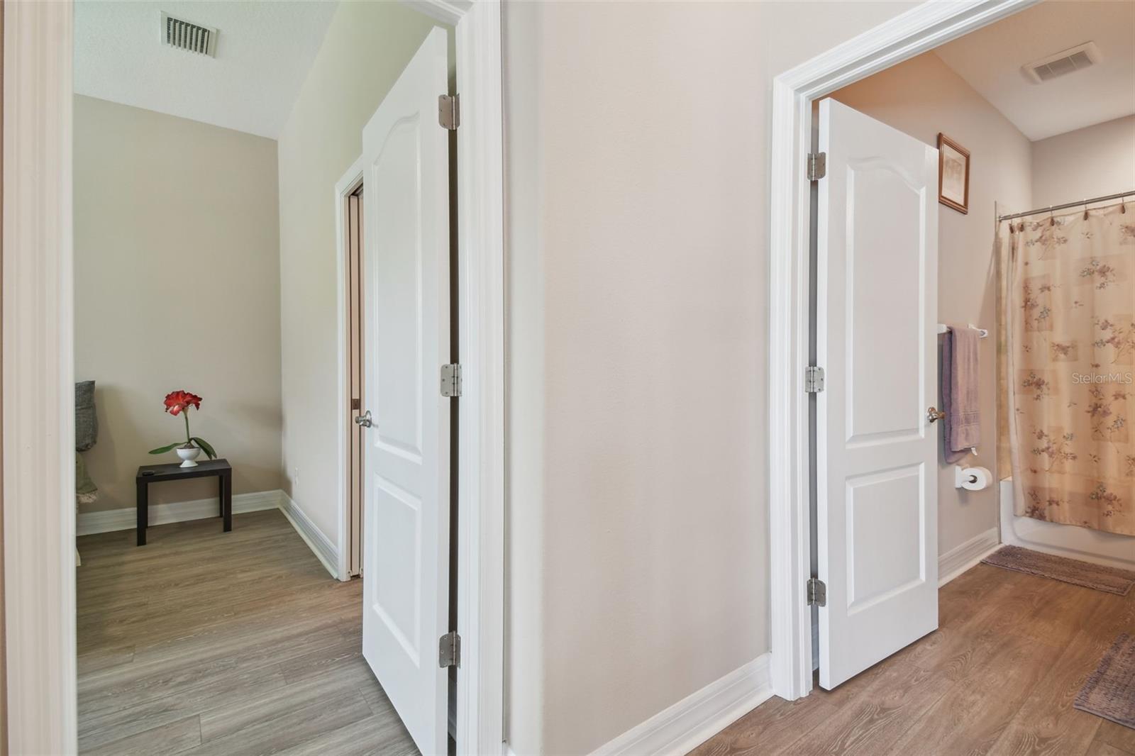 2566 LAKE MANOR DR — photo 29