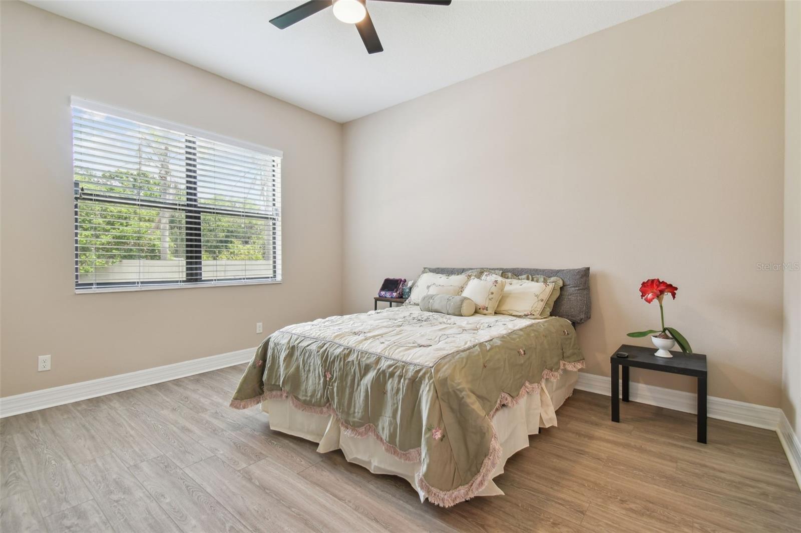 2566 LAKE MANOR DR — photo 32