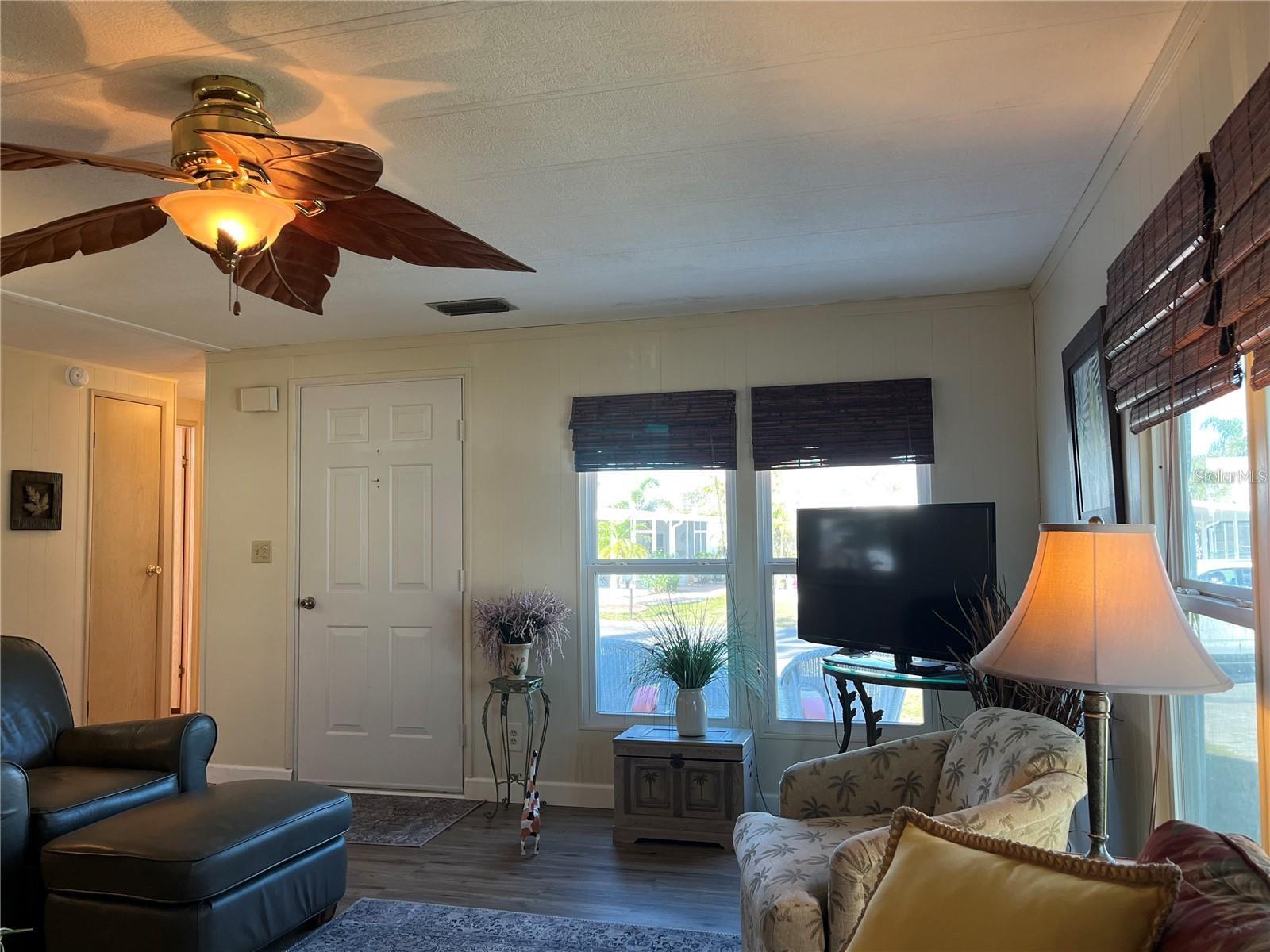 919 CORTINA BLVD — photo 23