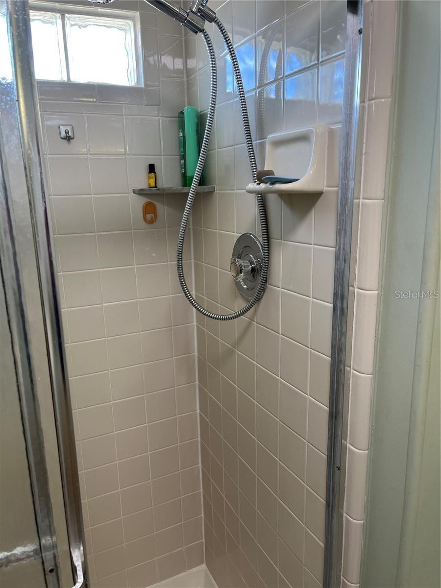 919 CORTINA BLVD — photo 35