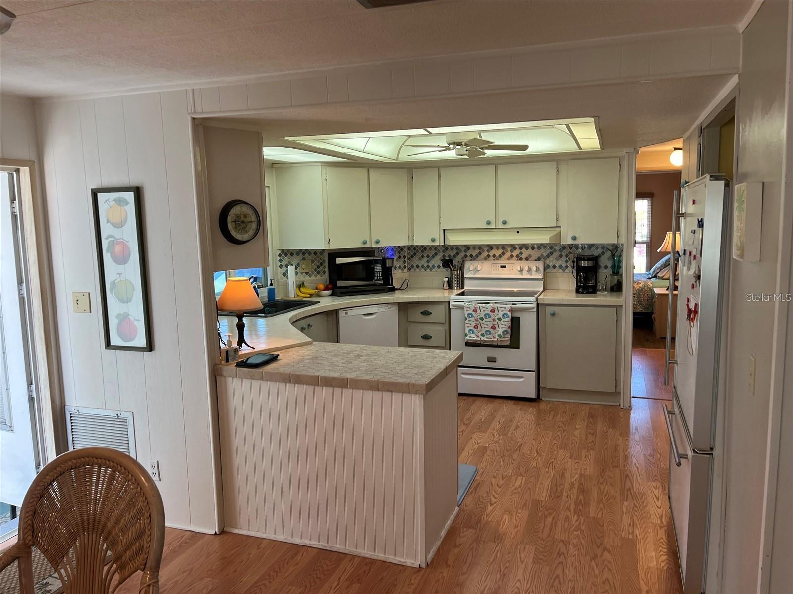919 CORTINA BLVD — photo 10