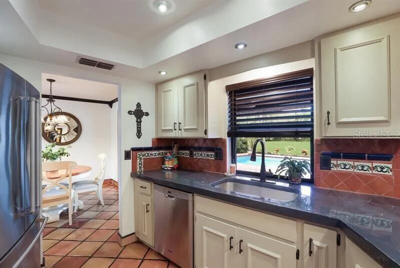2077 RACIMO DR — photo 10