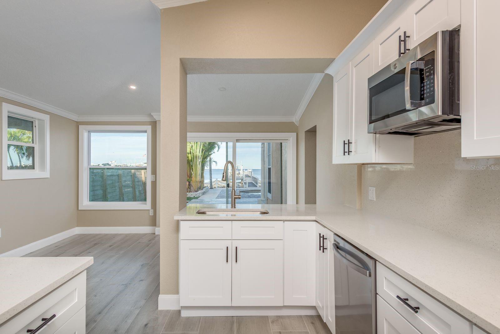 302 SHORE DR — photo 6