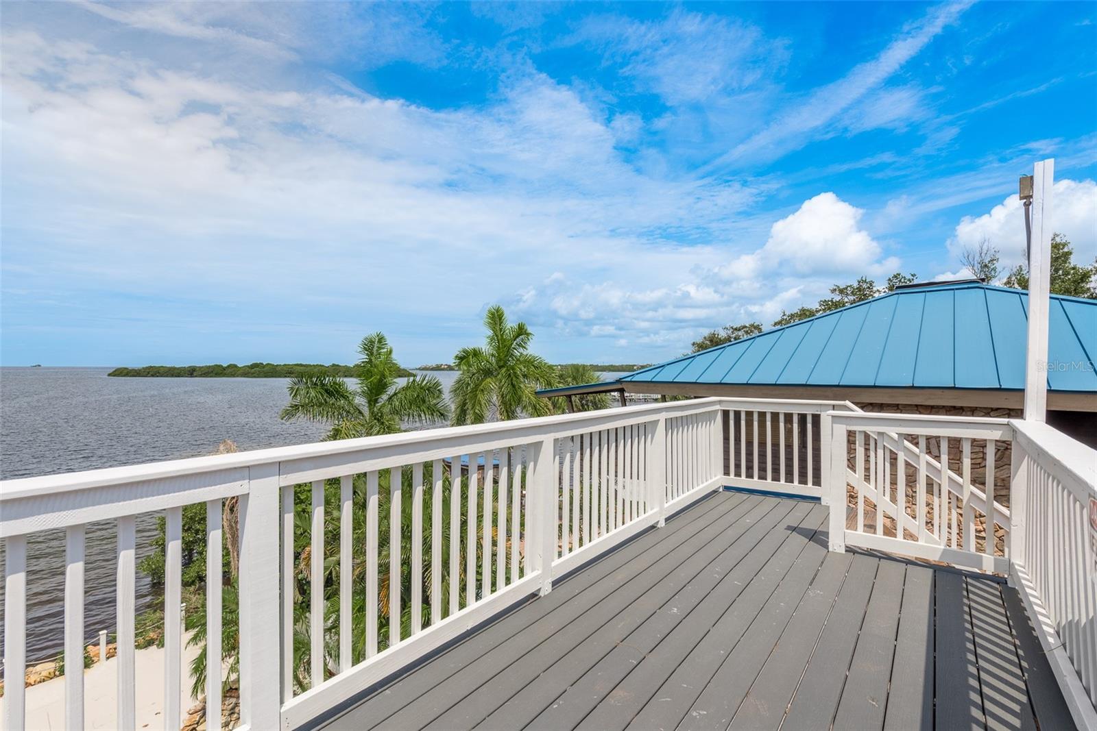 302 SHORE DR — photo 37