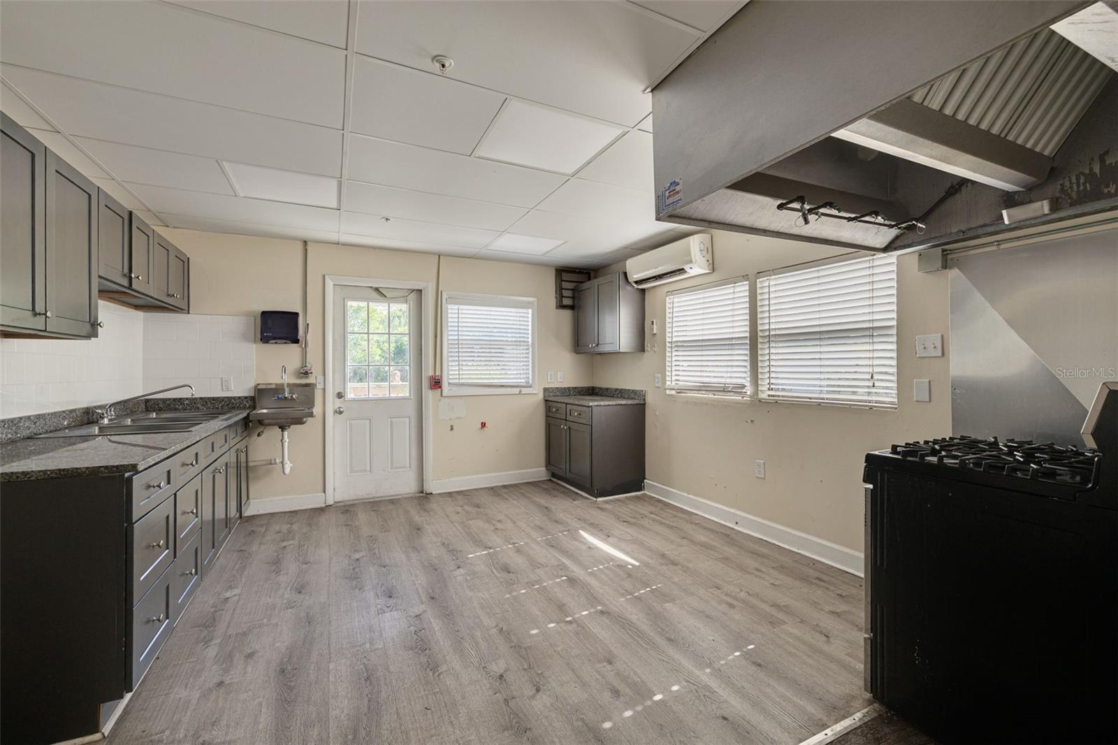 220 SCOTLAND ST — photo 14