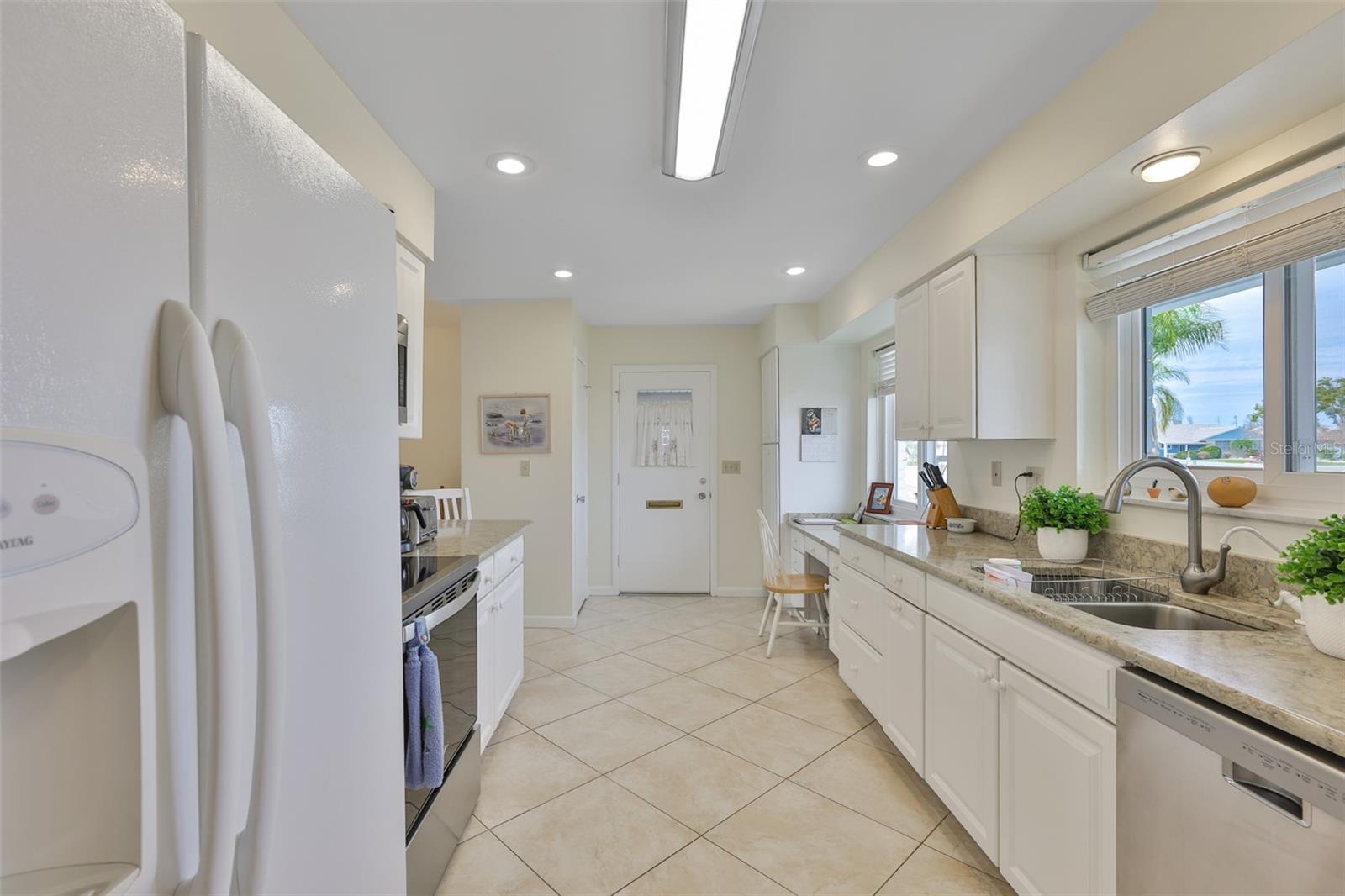 1520 DANBURY DR — photo 15