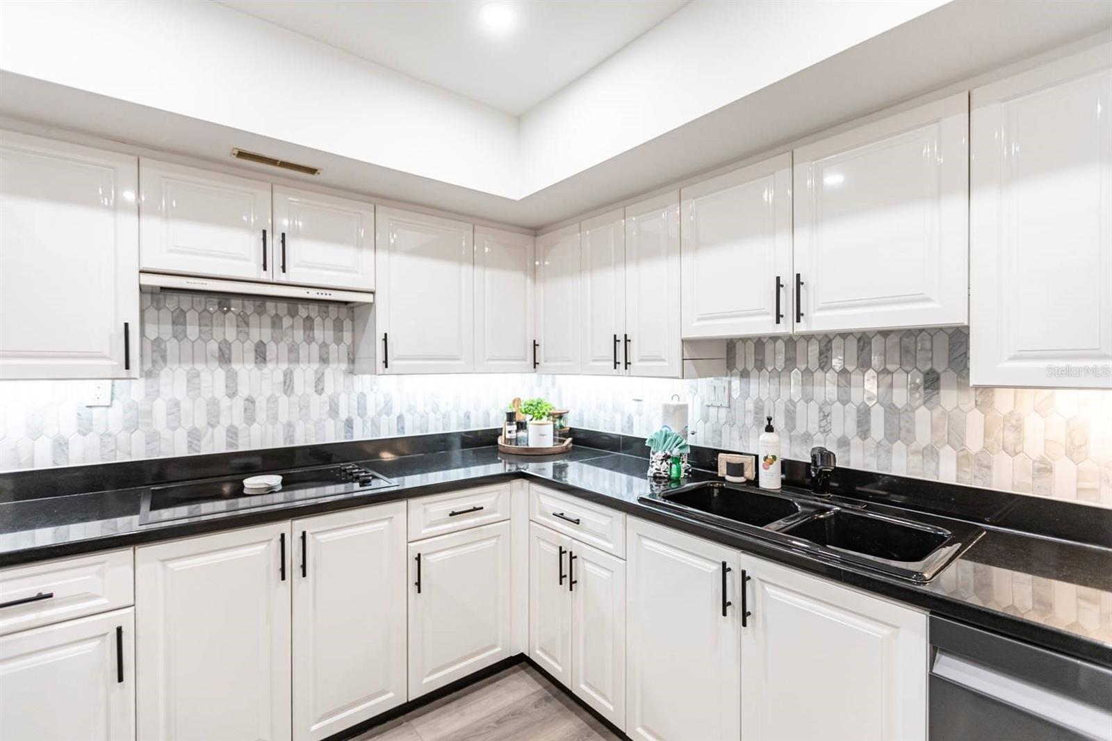1125 W PEPPERTREE DR #402 — photo 13