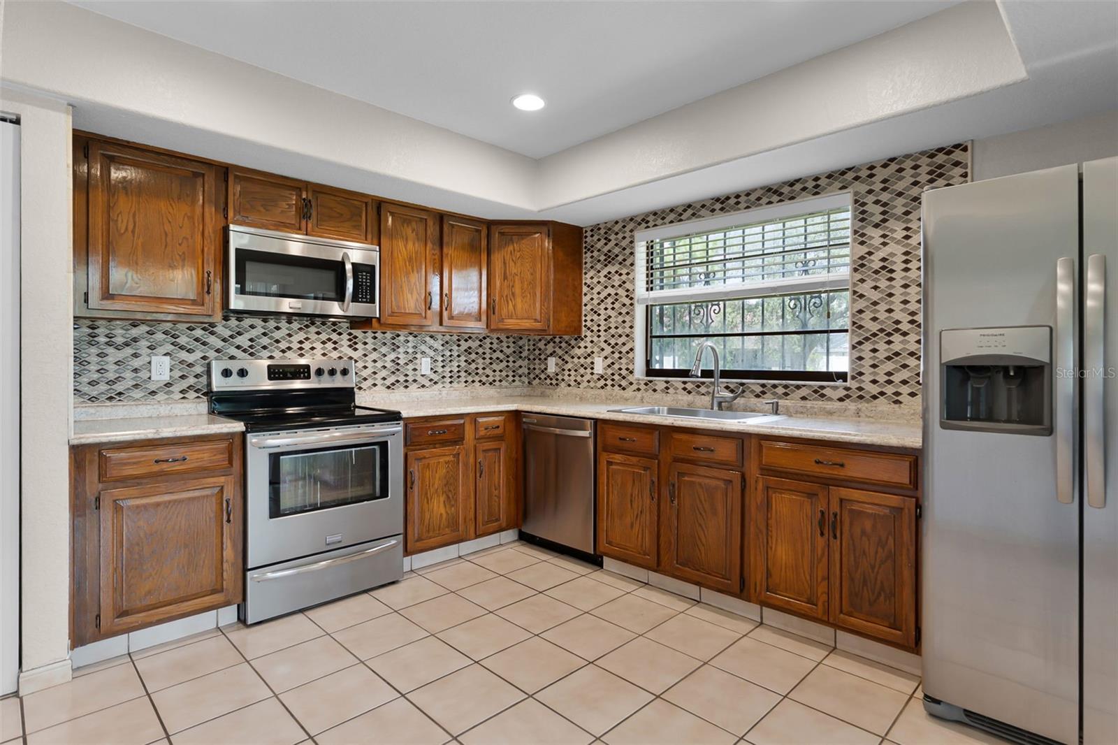 8208 LA SERENA DR — photo 4