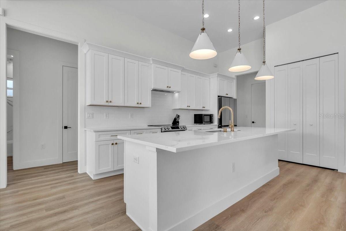 3083 JEANNIN DR — photo 8