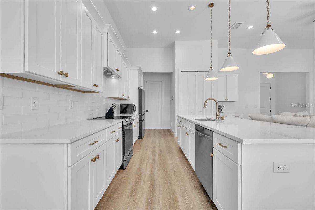 3083 JEANNIN DR — photo 9