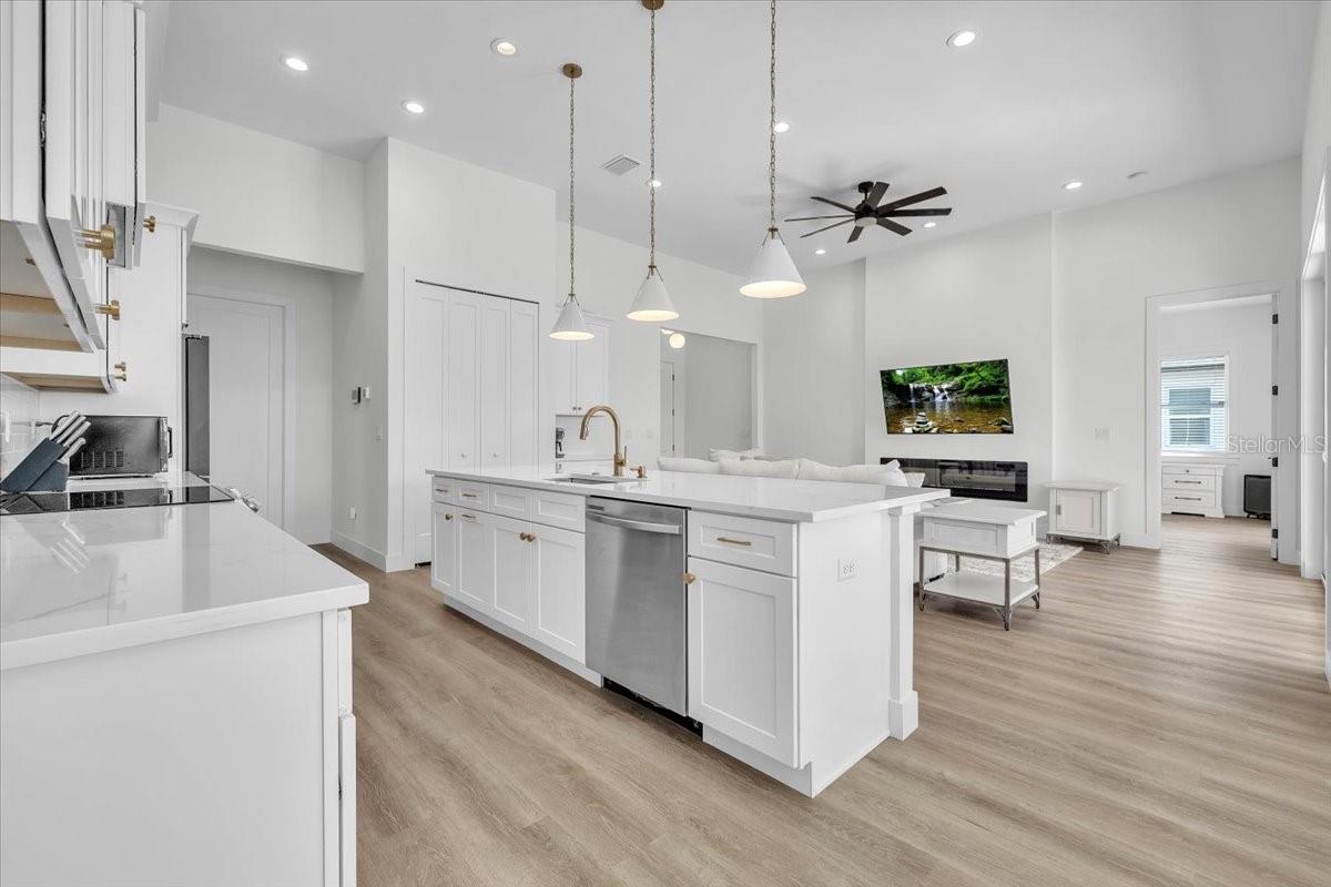 3083 JEANNIN DR — photo 10