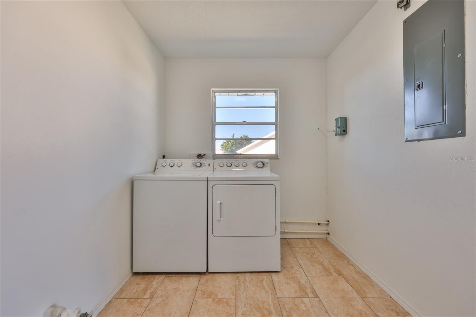 325 GREEN MANOR DR — photo 38