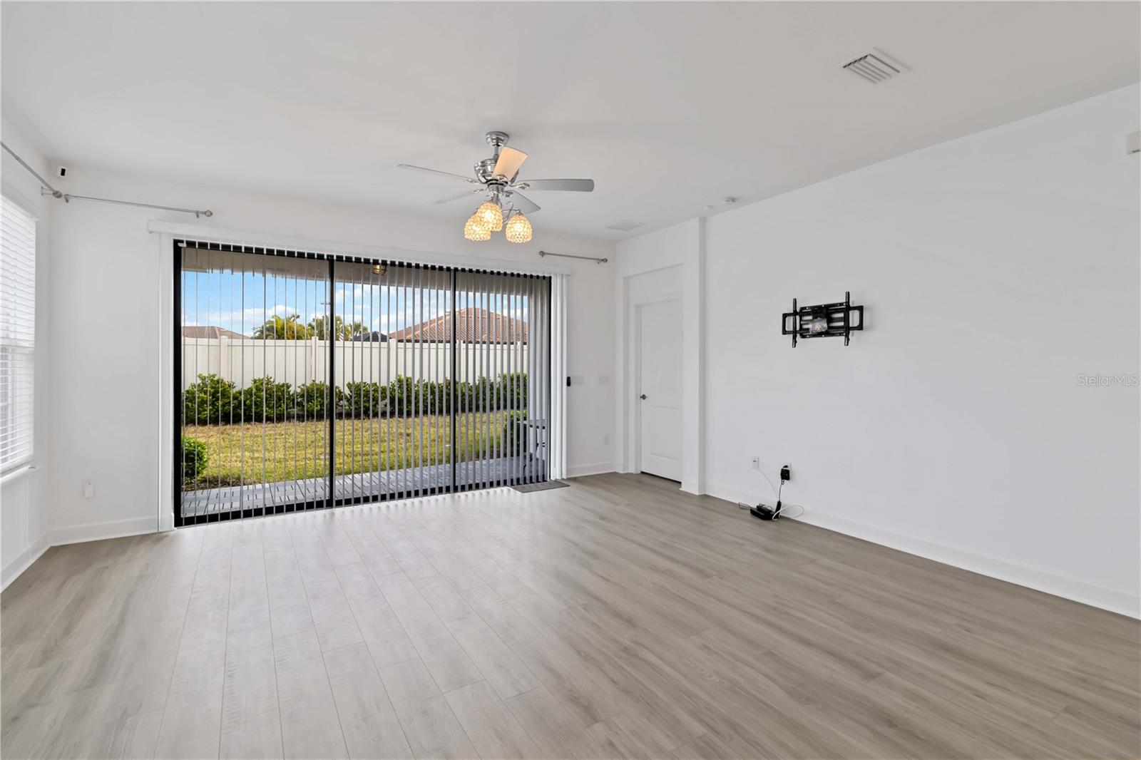 10934 WENDOVER DR — photo 8