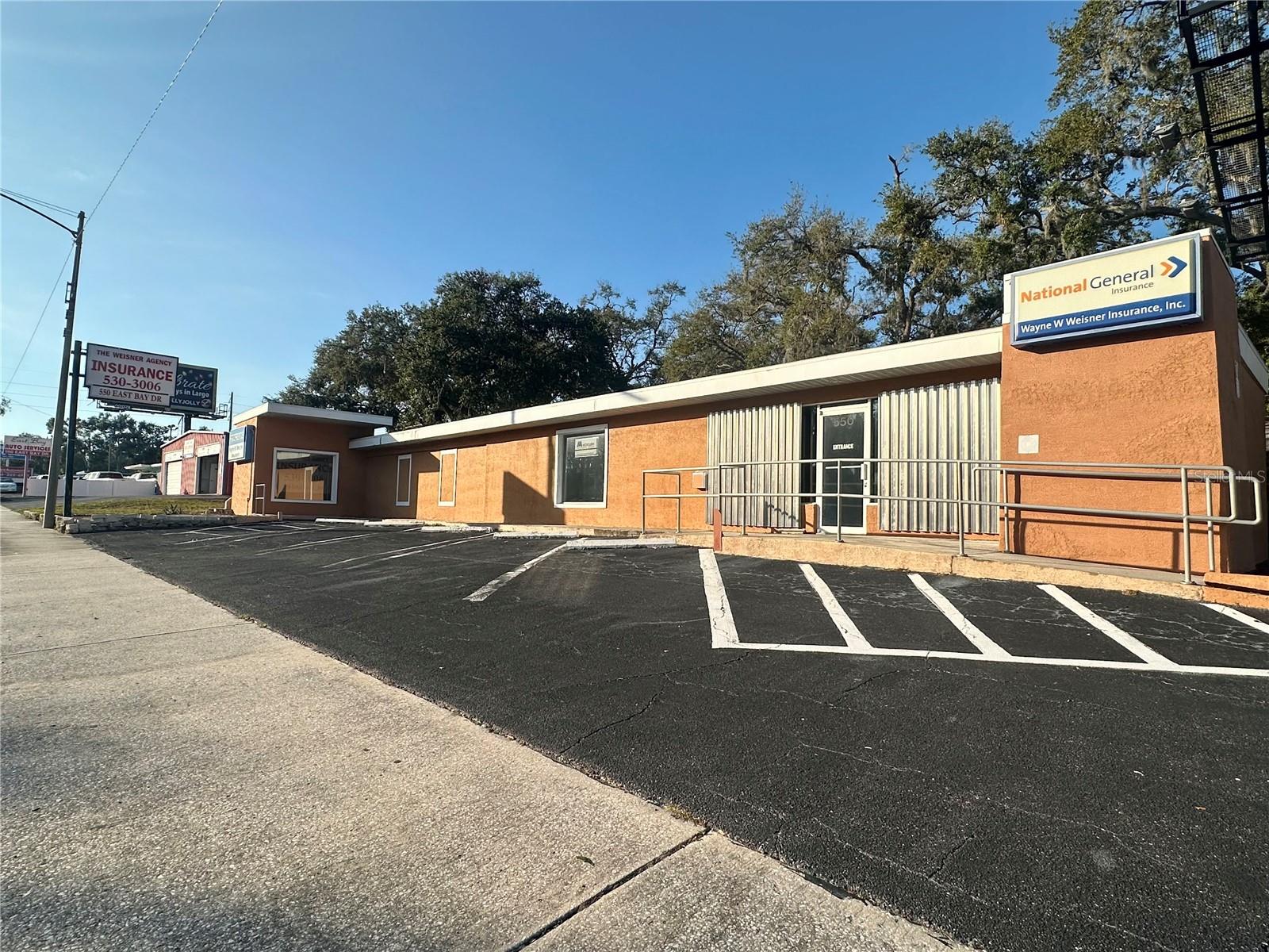 550 E BAY DR — photo 2