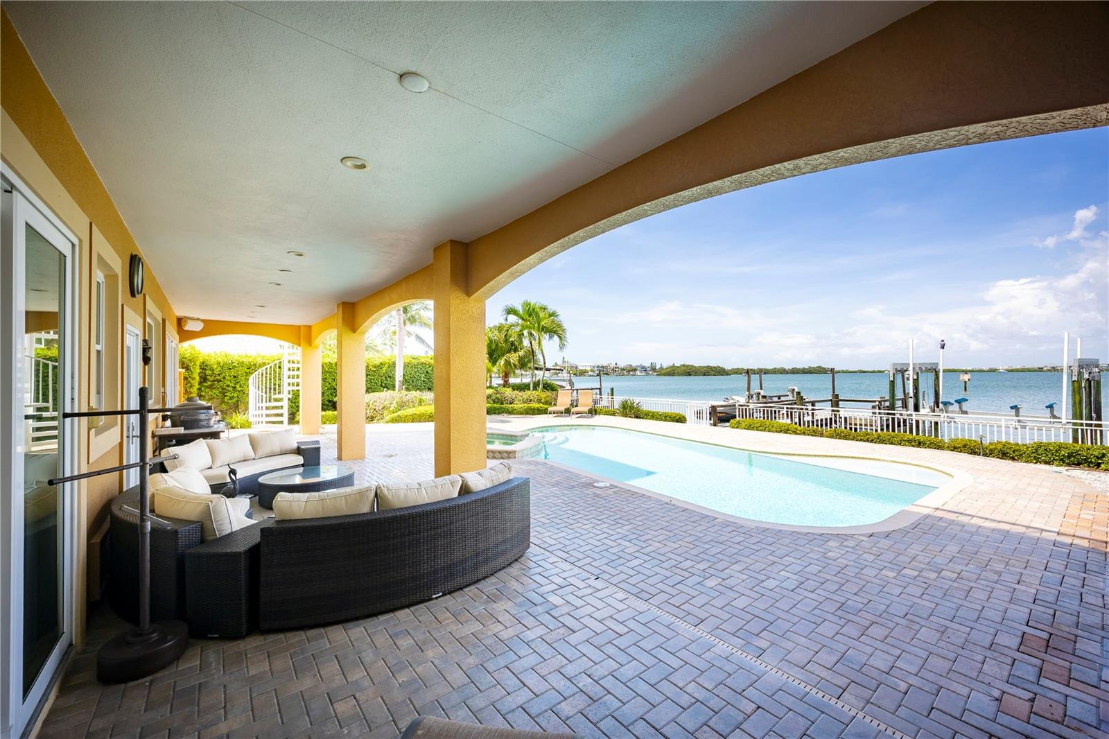 306 HARBOR DR — photo 36