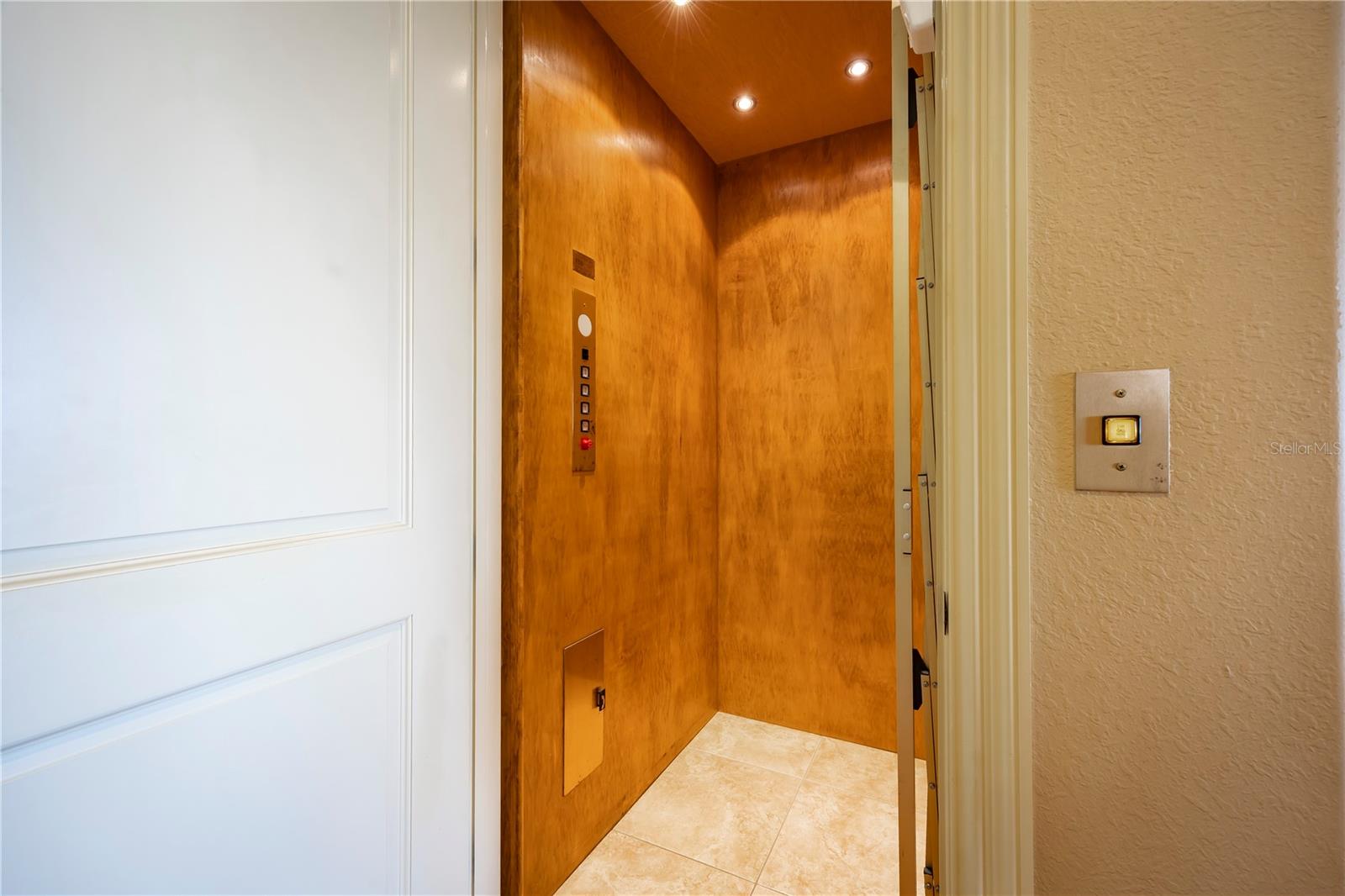 306 HARBOR DR — photo 35