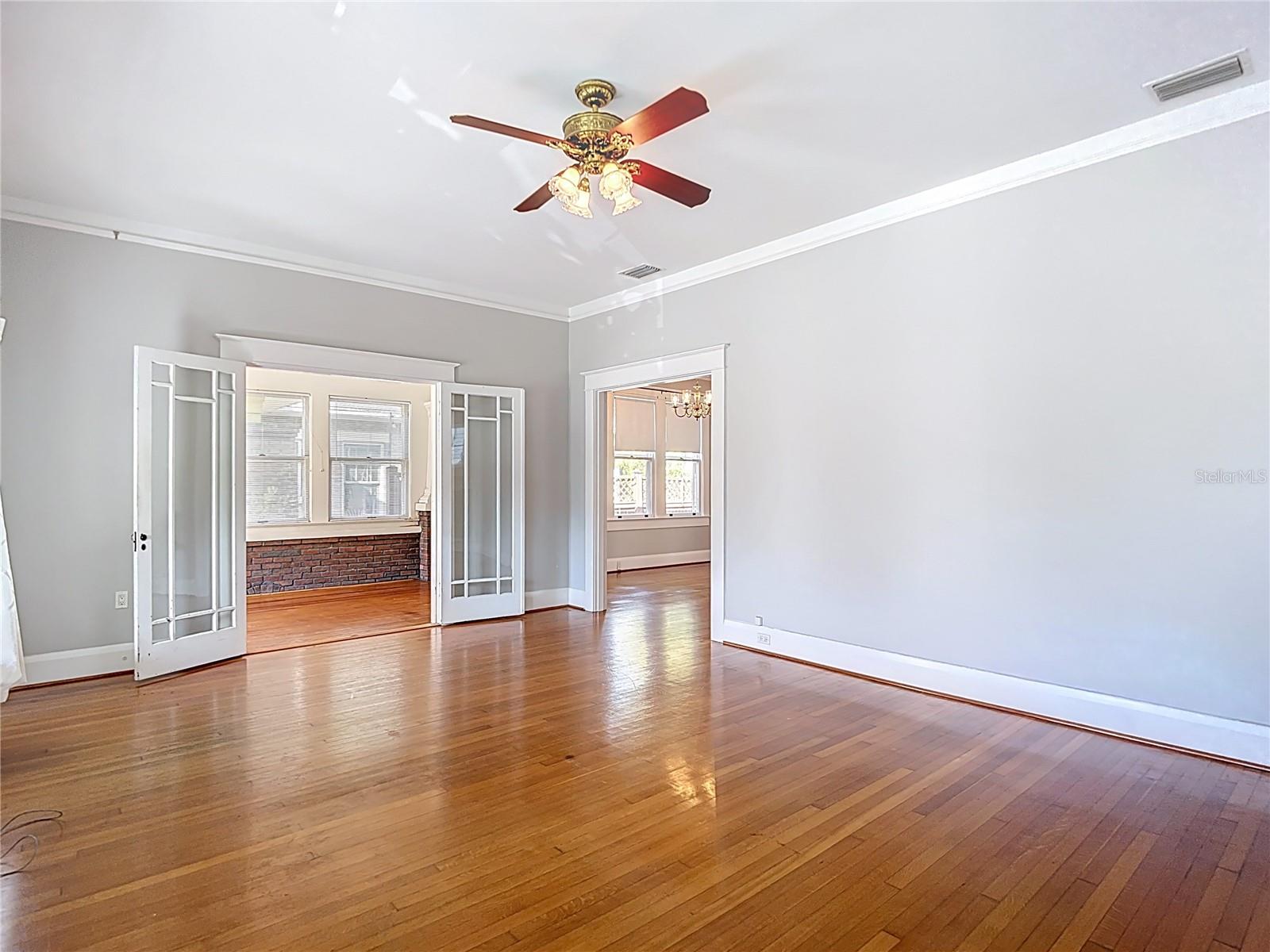 2105 W SOUTHVIEW AVE — photo 9