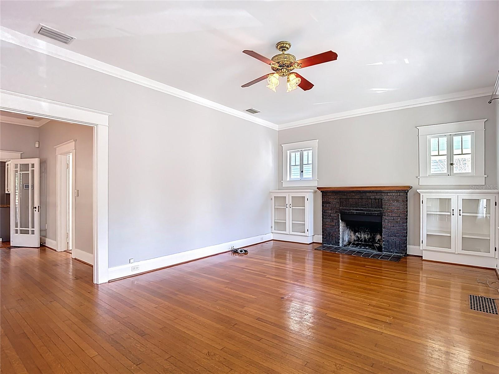 2105 W SOUTHVIEW AVE — photo 8