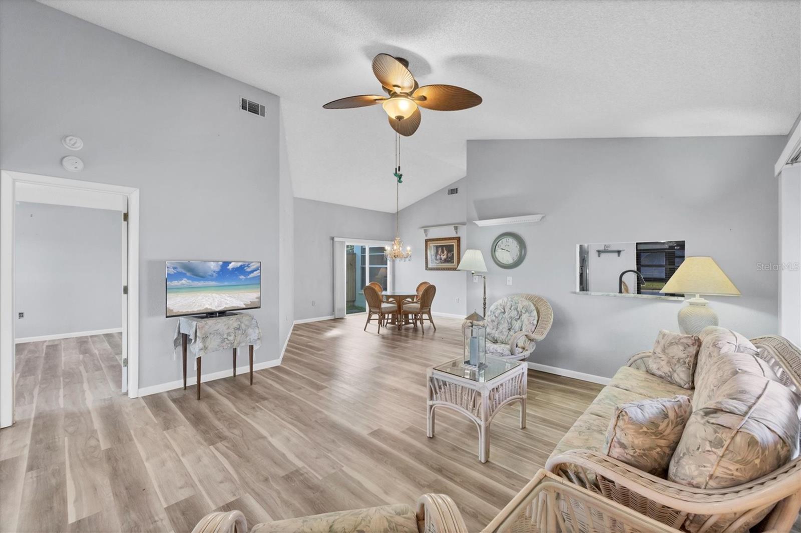 687 LINDEN DR — photo 17